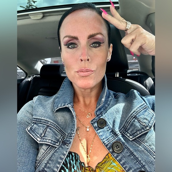 Meet your Posher, Lisa Michelle.💎 - Picture 5 of 15